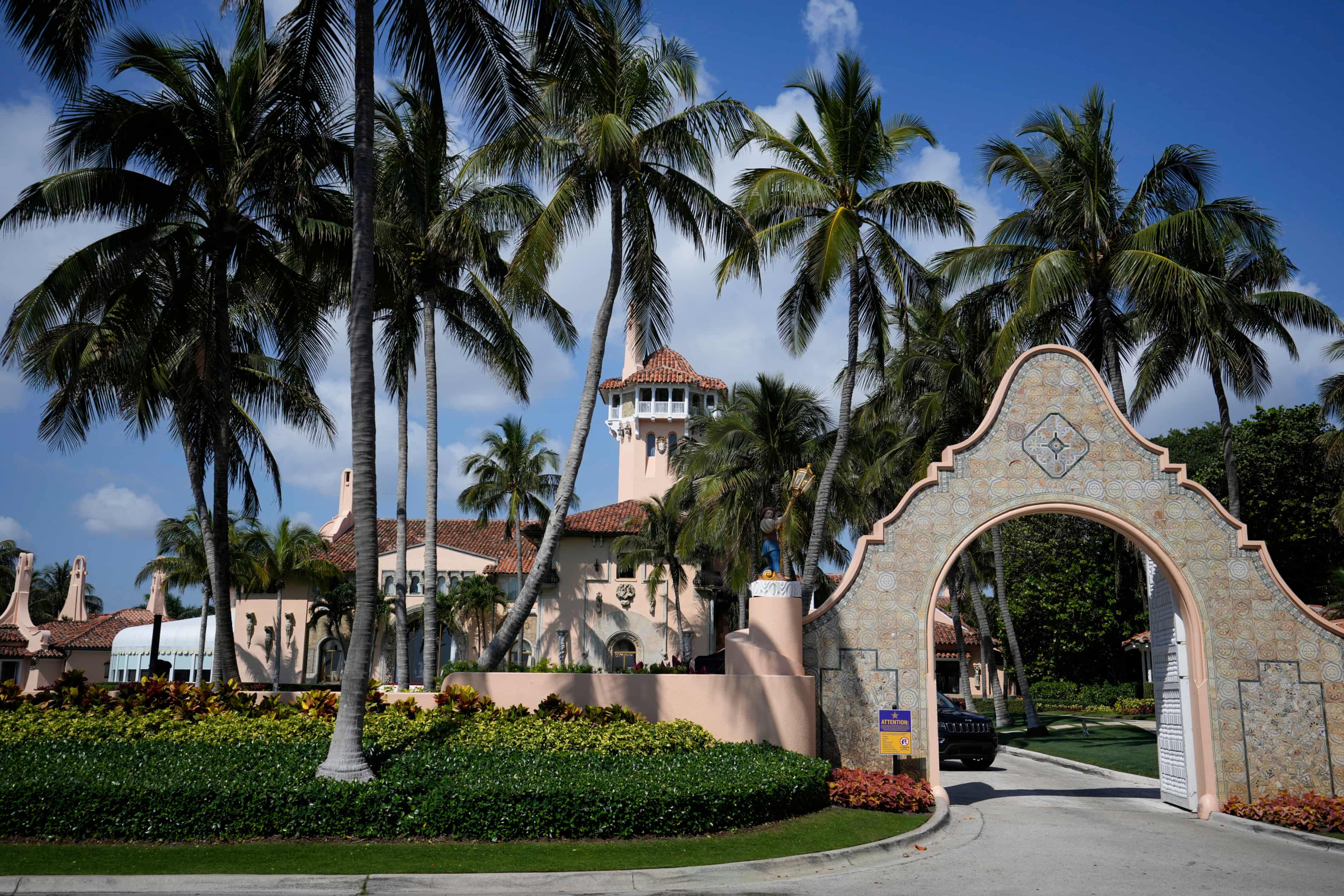Judge scraps date for Trump Mar-a-Lago documents trial without rescheduling (theguardian.com)