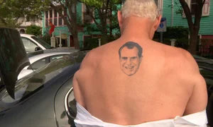 Stone et son célèbre tatouage Richard Nixon.