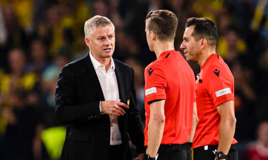 An unhappy Ole Gunnar Solskjær with the referee François Letexier.