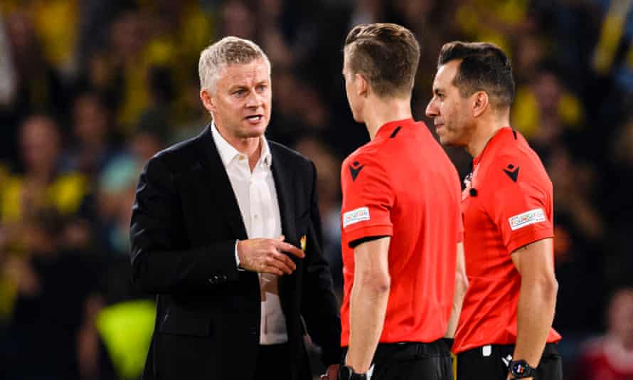 Manchester United’s latest failure looks less a blip than part of a pattern | Manchester United 1 An unhappy Ole Gunnar Solskjær with the referee François Letexier.