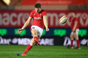 Dan Biggar puts Wales back in contention.