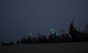 As luzes da noite brilham em barcos de pesca na costa perto do campo de refugiados de Shamlapur Rohingya
