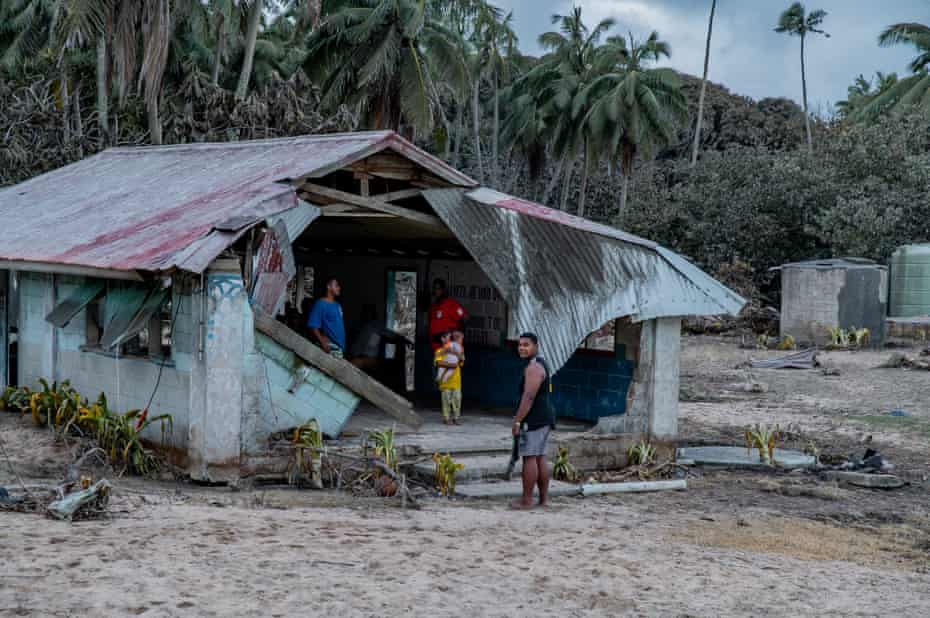 La gente del posto aspetta il tramonto in una sala comunale in rovina a Funoy.