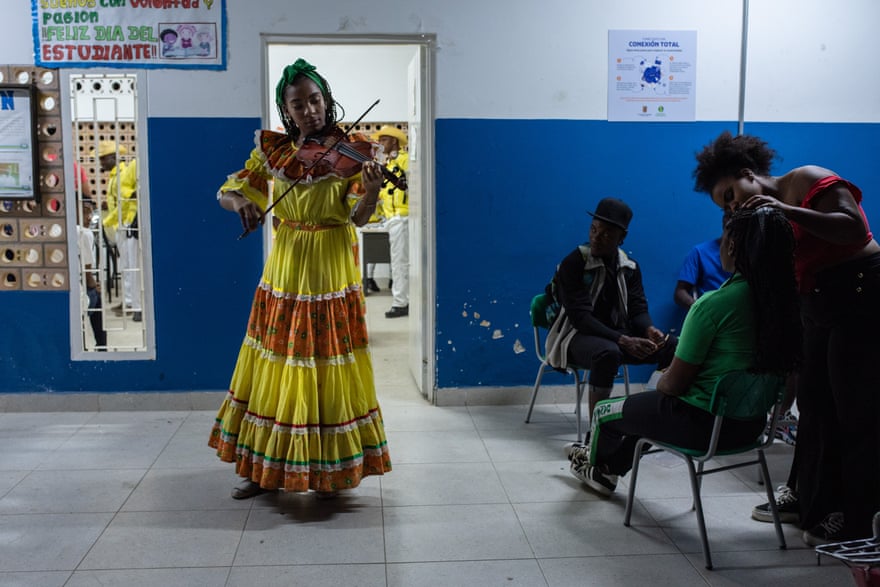 Daniela Hurtado practices the violin in the Sixto María Rojas school before starting her performance.