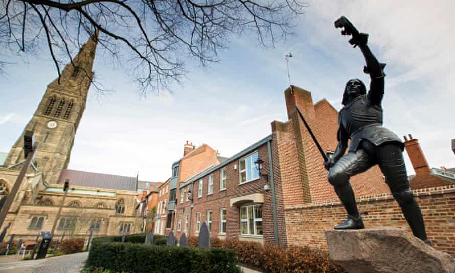A statue of Richard III outside Leicester Cathedral