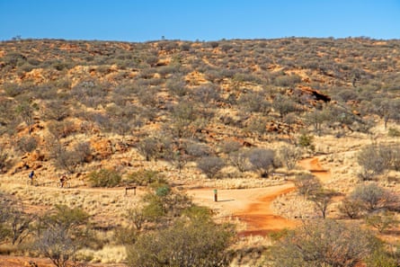 Deux vététistes à cheval sur un sentier accidenté à Alice Springs