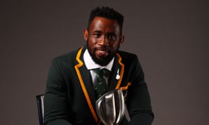 La capitana de Sudáfrica, Siya Kolisi, posa con el Premio del Equipo Mundial de Rugby del Año en Tokio.