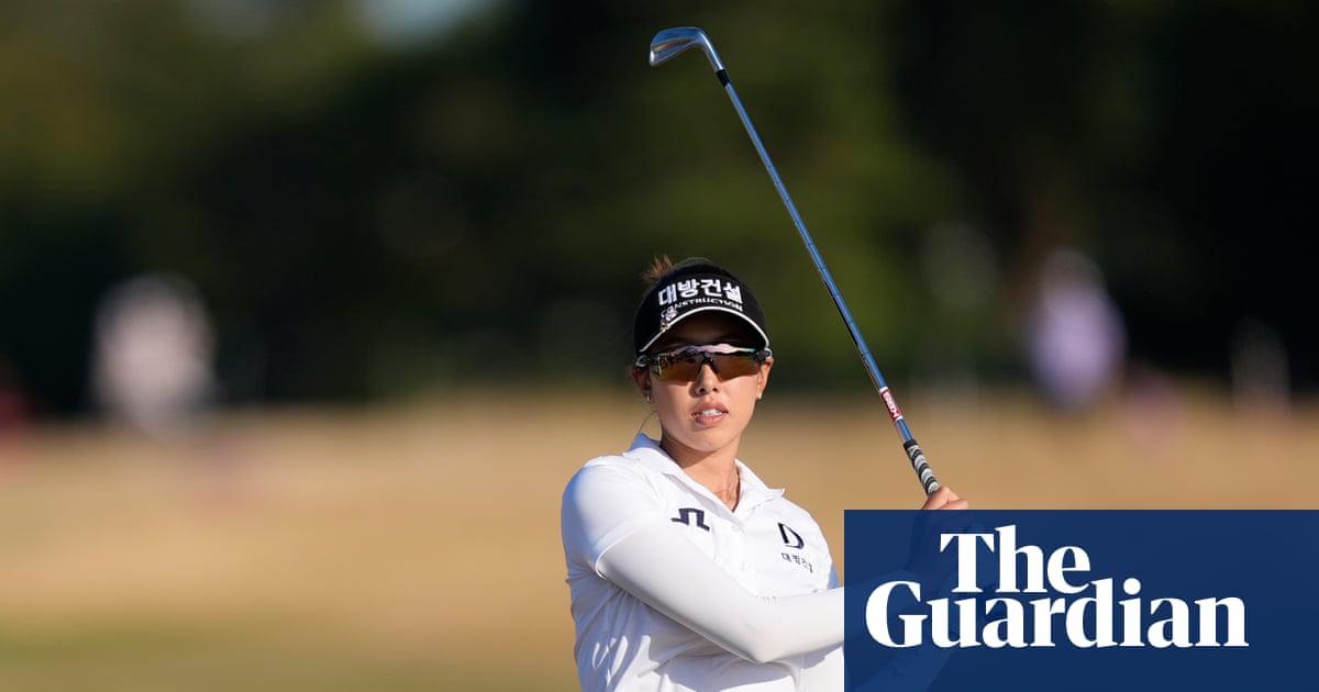 Giocatori di golf in azione al Women’s Open, con Yealimi Noh in testa dopo la caduta di Ryu Hae-ran