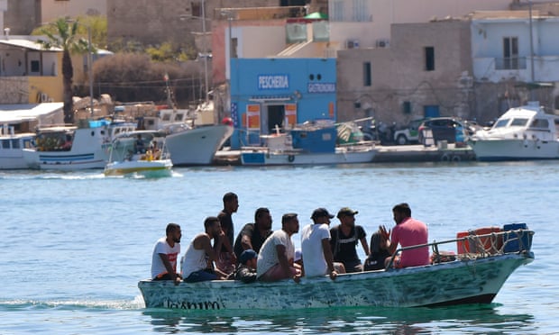 During the Covid crisis, smuggling migrants to Italy has become an additional source of income for some Tunisian fishermen.