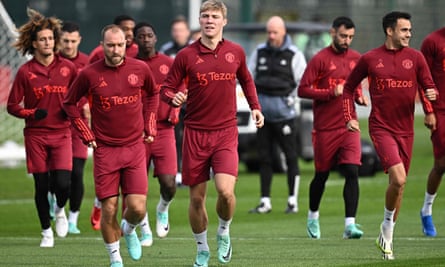 Rasmus Højlund (centre) runs with his teammates during training