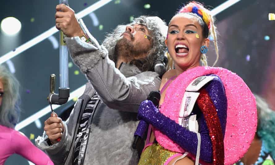 Wayne Coyne performs with Miley Cyrus at the 2015 MTV Video Music Awards.