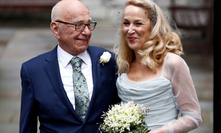 Murdoch dan Hall pada hari pernikahan mereka di tahun 2016