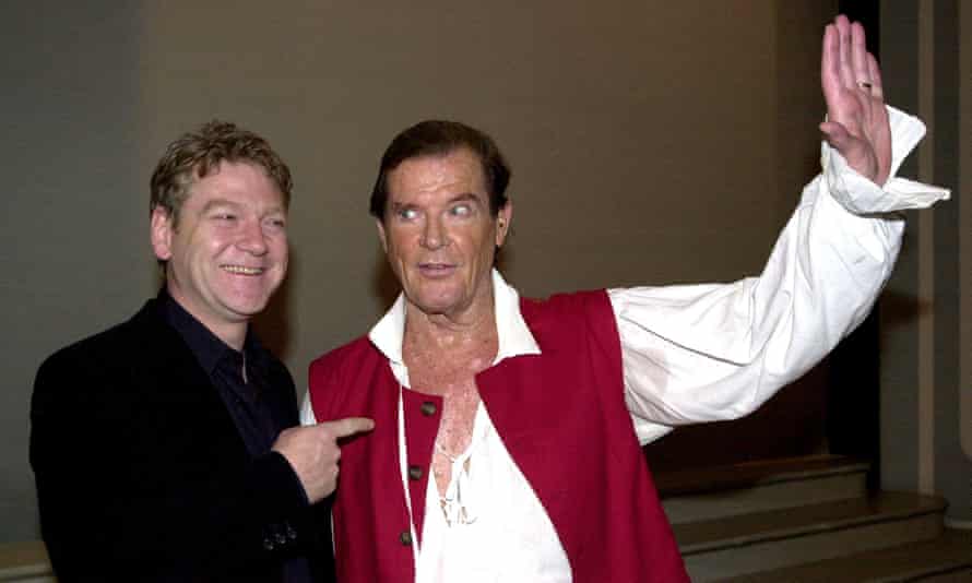 Kenneth Branagh ve Roger Moore, Londra'daki Wyndham tiyatrosunda The Play What I Write'ın hayır amaçlı bir performansı sırasında sahnede.