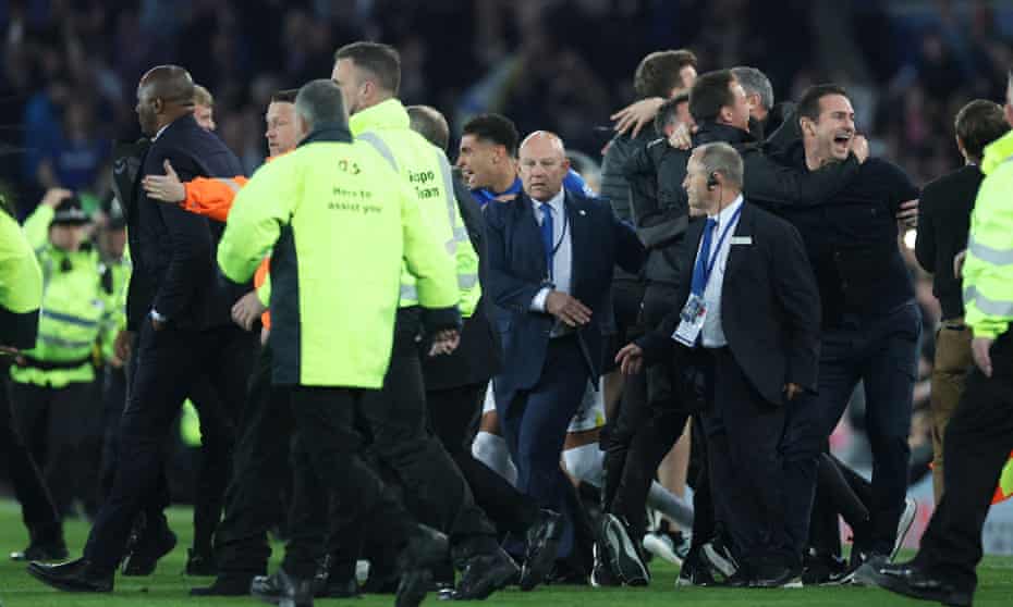 Patrick Vieira kicks an Everton fan during the pitch invasion