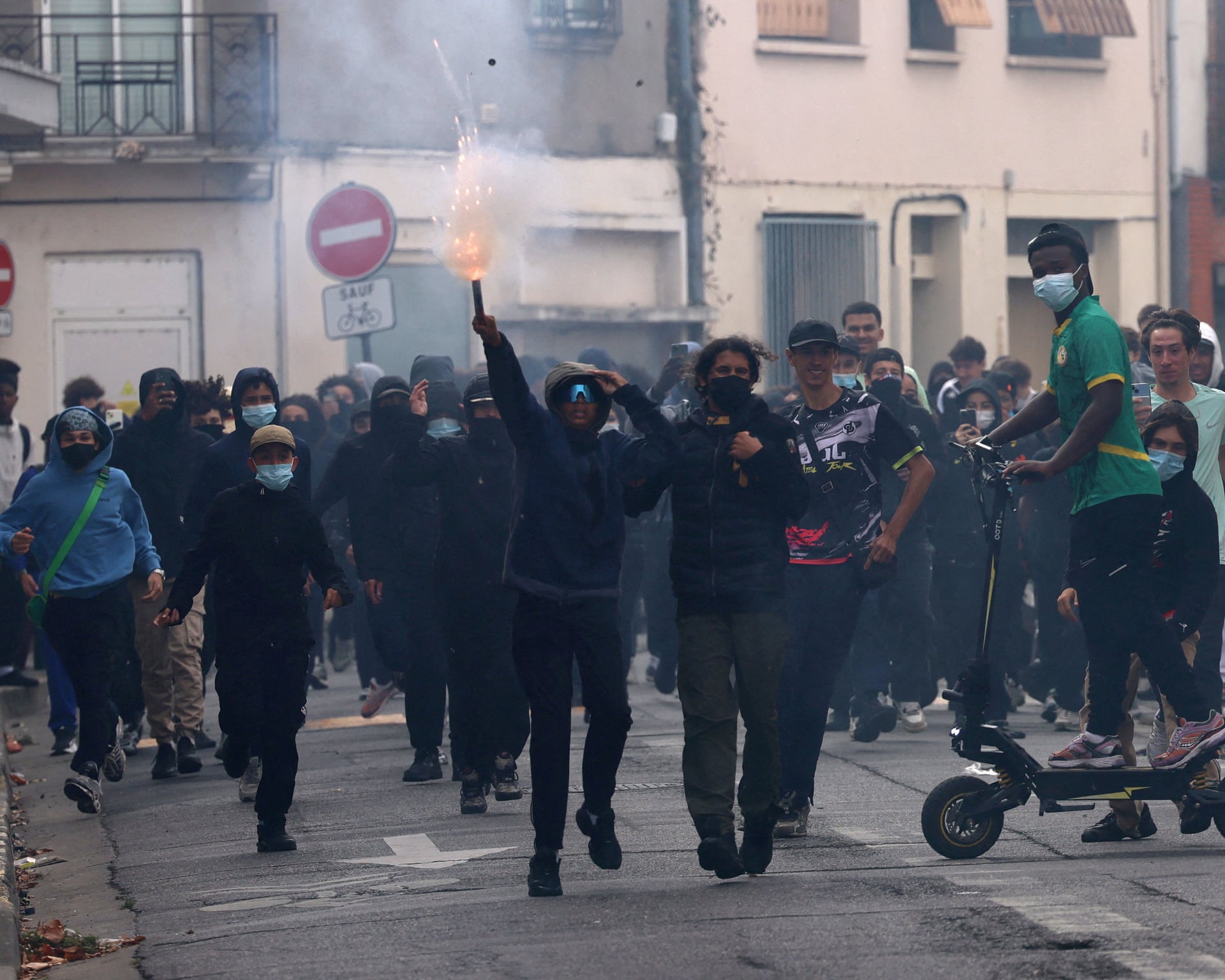 Photo: The Guardian French student loses hand in police confrontation in Lens
