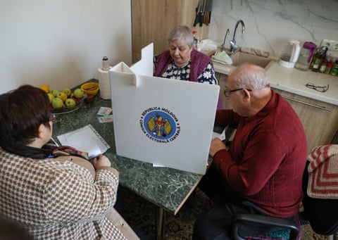 A man and woman at home voting dqxikeidqkikdinv