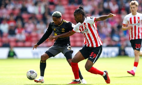 Kyle Walker-Peters (kiri) dan Pierre Ekwah, yang mencetak dua dari tiga gol Sunderland pada babak pertama di Stadium of Light, bersaing memperebutkan bola.