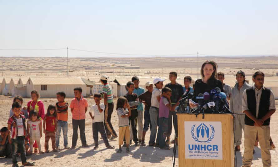 La Representante Especial y Enviada del ACNUR, Angelina Jolie, habla con la prensa durante una visita a un campamento de refugiados sirios en Azraq, en el norte de Jordania, en septiembre de 2016.