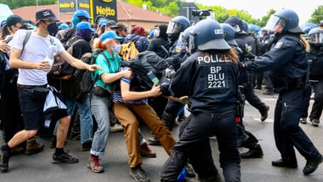 Germany: Police clash with hundreds of climate protesters trying to storm Tesla factory – Video