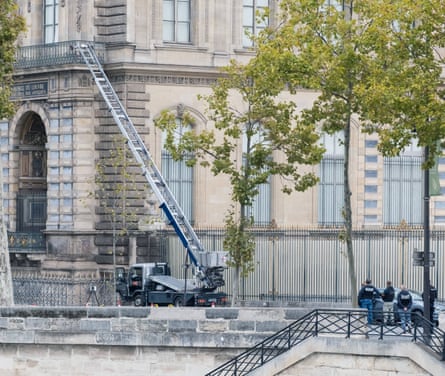 The furniture lift, extended to the balcony of a gallery at the Louvre