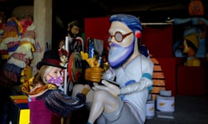 카니발 축제를 조직하는 지방 자치 단체 관리인 Skevi Antoniadou는 남부 해안 도시인 키프로스 리마 솔에 보관 된 카니발 캐릭터와 함께 창고 내부를 걷고 있습니다.