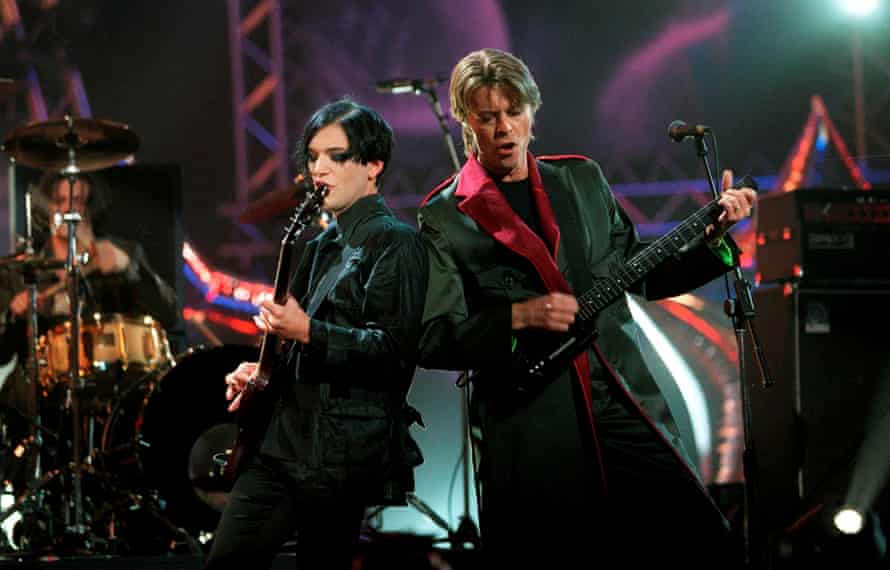 David Bowie se produit aux Brit Awards en 1999.