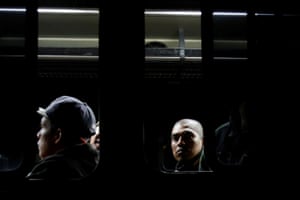 Des policiers anti-émeute transfèrent des prisonniers après qu'une émeute a éclaté dans une prison de la municipalité de Cantel