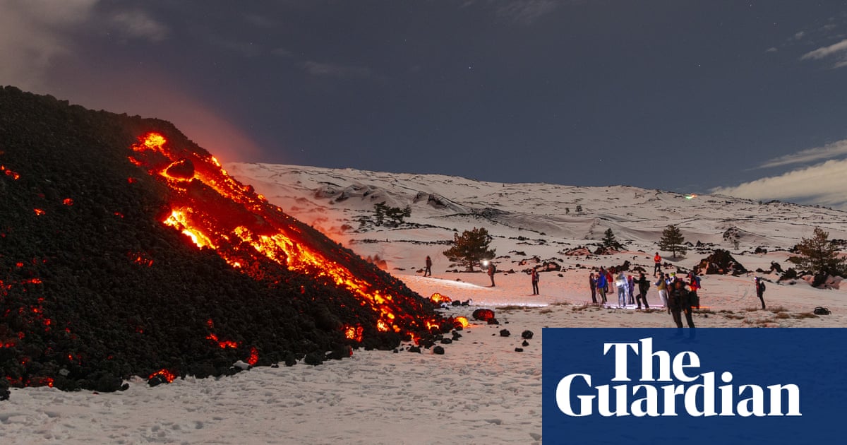 Thousands of tourists flock to see Etna eruption, blocking rescue services