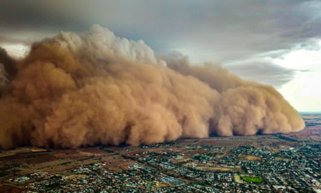 A huge dust storm rolls into Parkes on Sunday