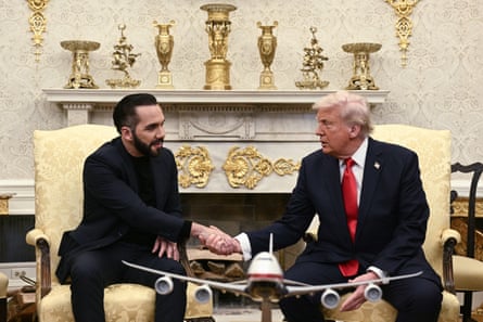 Two men shake hands in the Oval office