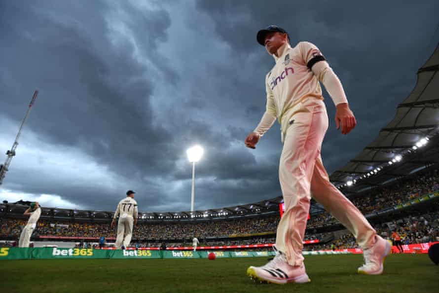 Ole Pope widziano podczas opóźnienia w grze pierwszego dnia.