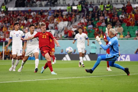 Olmo van Spanje scoort het eerste doelpunt van hun team voorbij Keylor Navas van Costa Rica.