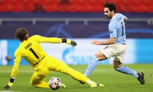 Ilkay Gündogan pokes the ball past Yann Sommer to end a flowing move and put Manchester 4-0 up on aggregate.