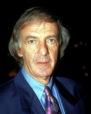 César Luis Menotti worked with Javier Clemente at Barcelona.