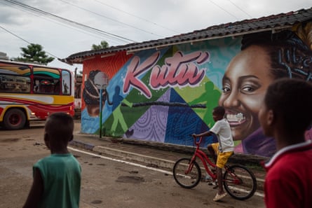 Around San Basilio, there is graffiti depicting Afro-descendant people with words or phrases in the Palenque language as a way of appropriating the Palenque language