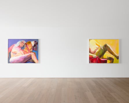 لوحات لتماثيل عارية على جدار معرض