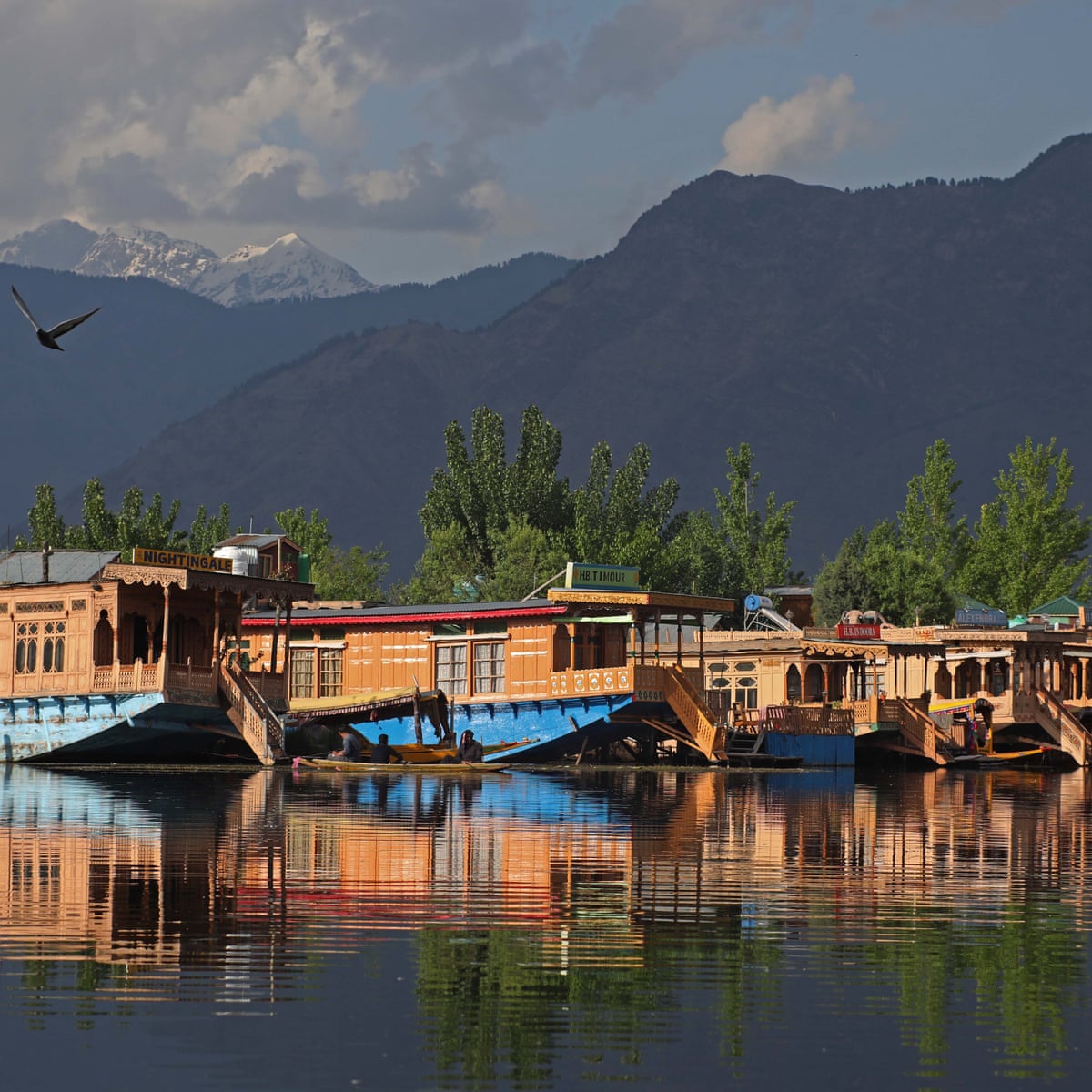 8 Unique Ways To Explore The Ambiance Around Dal Lake