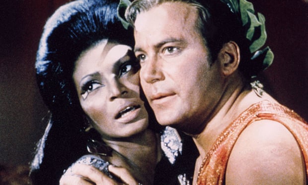 Nichelle Nichols y William Shatner en el episodio de Star Trek que presentó el primer beso en la pantalla chica de Estados Unidos entre una mujer negra y un hombre blanco.
