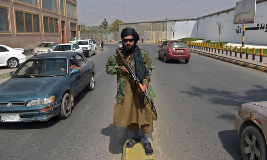 Un combattant taliban patrouille jeudi dans une rue près de la place Zanbaq à Kaboul.