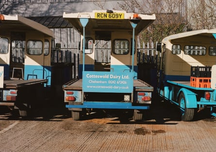 Tenho muitas garrafas: um tour com os últimos leiteiros da Grã-Bretanha 47 Cotteswold Dairy floats