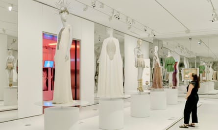 Alexander McQueen : Mind, Mythos, Muse exposé au NGV.