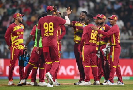 रोमारियो शेफर्ड ने फिल साल्ट को 30 रन पर आउट करने पर साथियों के साथ जश्न मनाया।