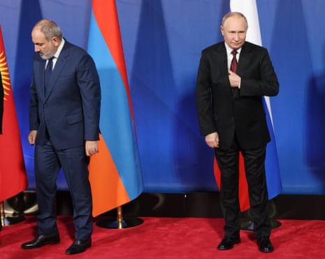 Russian President Vladimir Putin (R) and Armenian Prime Minister Nikol Pashinyan (L) in Yerevan, Armenia.