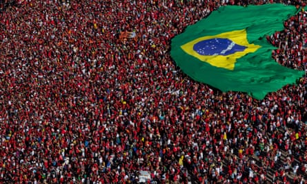 Apoiadores de Lula exibem a bandeira do Brasil na cerimônia de posse presidencial no Palácio do Planaldo, em Brasília.