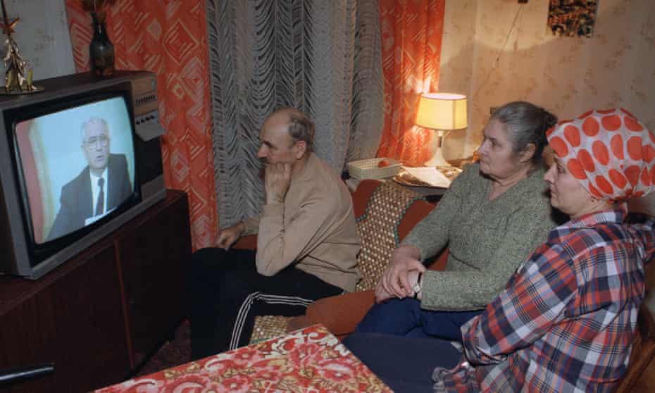 Russians in a Moscow apartment watch Mikhail Gorbachev’s resignation speech 