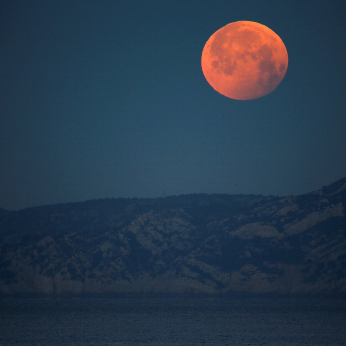 Super Blood Moon 21 Total Lunar Eclipse Will Bring Cosmic Show Across Pacific On Wednesday The Moon The Guardian Super Blood Moon 21 Total Lunar Eclipse Will Bring Cosmic Show Across Pacific On Wednesday The Moon The Guardian