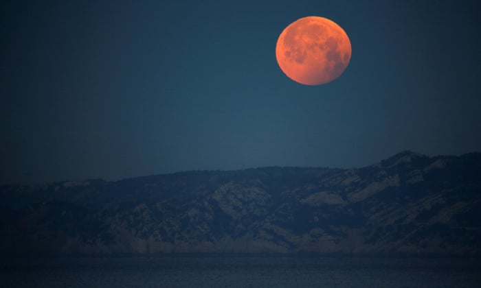 Total Lunar Eclipse 2021 When And How To View The Super Blood Moon In Australia Tonight The Moon The Guardian