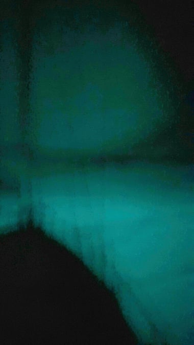 Dek kapal tampak siluet melawan kilau air