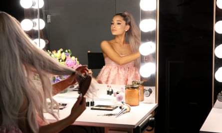 La chanteuse Ariana Grande s'occupe de ses cheveux gris argentés.