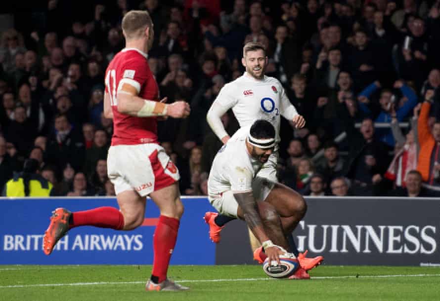 Tuilagi puts down a Try for England.